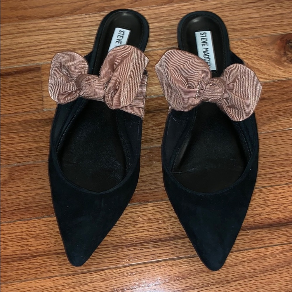 Barely worn Steve Madden black suede flats w/ bow